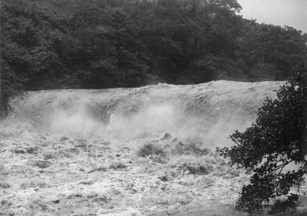 Represa desbordada en el río Besaya