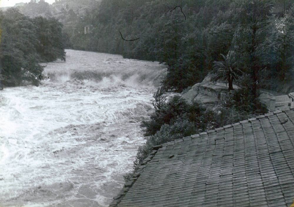 Río Besaya y represa desbordada